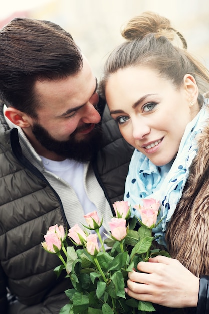 coppia romantica all'appuntamento con i fiori