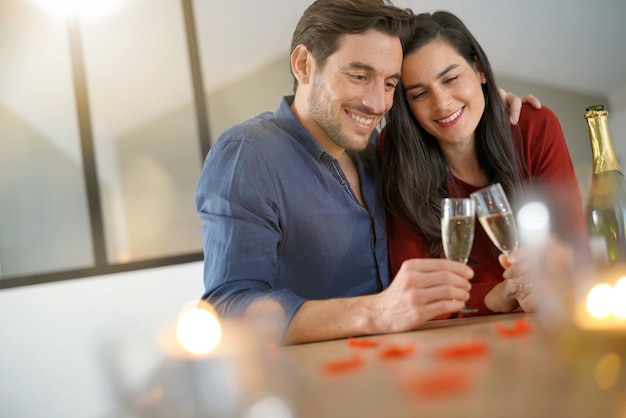 Coppia romantica brindando con champagne per San Valentino