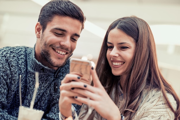 Coppia romantica che riposa nella caffetteria