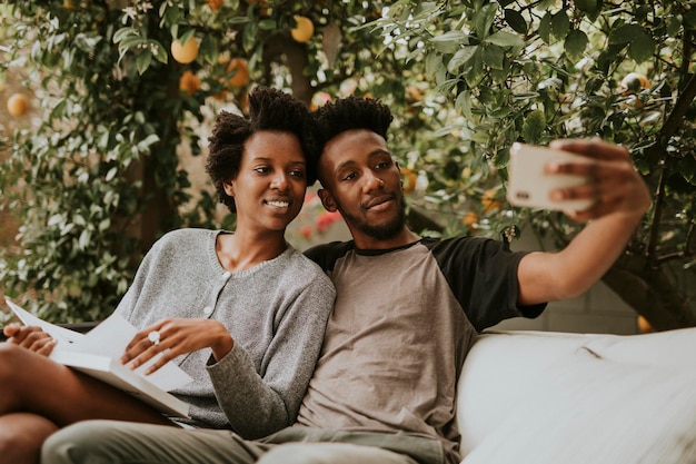 Coppia romantica che si fa un selfie in giardino