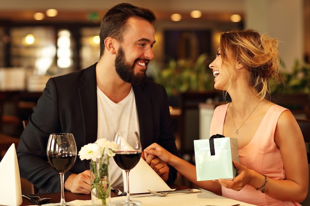 coppia romantica che si incontra al ristorante