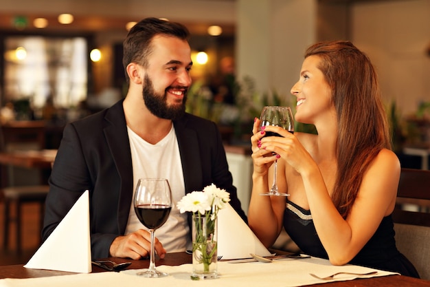 coppia romantica che si incontra al ristorante