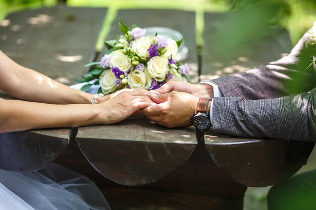 Coppia romantica che si tiene per mano Amanti o sposi novelli sposi in tema di matrimonio romantico