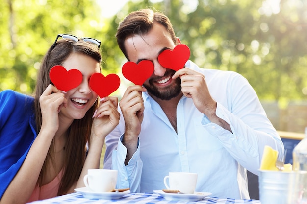 coppia romantica che tiene i cuori caffè