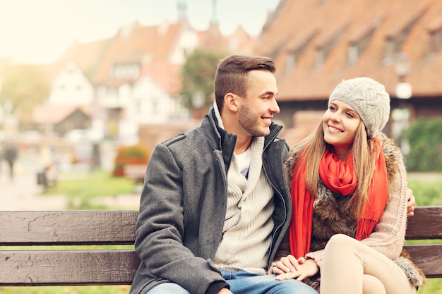 coppia romantica che trascorre del tempo all'aperto