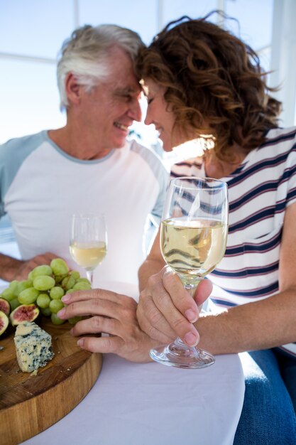 Coppia romantica con bicchieri di champagne