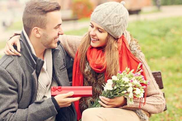 coppia romantica con regali nel parco