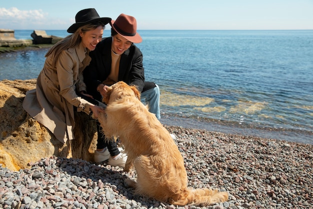 Coppia romantica full shot in riva al mare