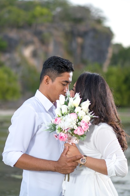 Coppia romantica godendo di un viaggio nella natura