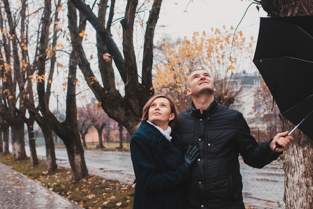 Coppia romantica guardando il cielo dopo la pioggia