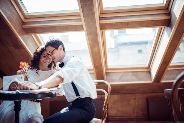 Coppia romantica in amore legame nel caffè