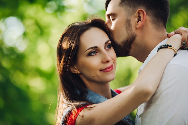 Coppia romantica in amore, sorridente e abbracciando in giardino