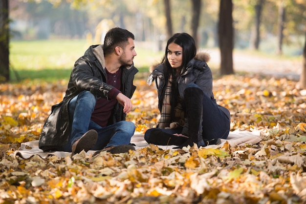 Coppia Romantica In Un Parco