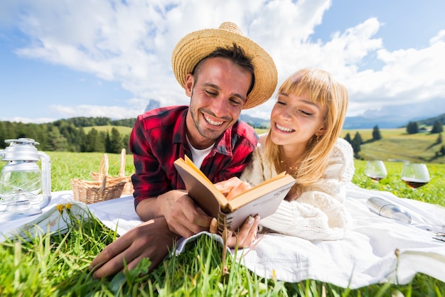 Coppia romantica innamorata sorridente lettura diario di viaggio