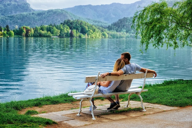 Coppia romantica seduta sulla panchina del lago di Bled, Slovenia