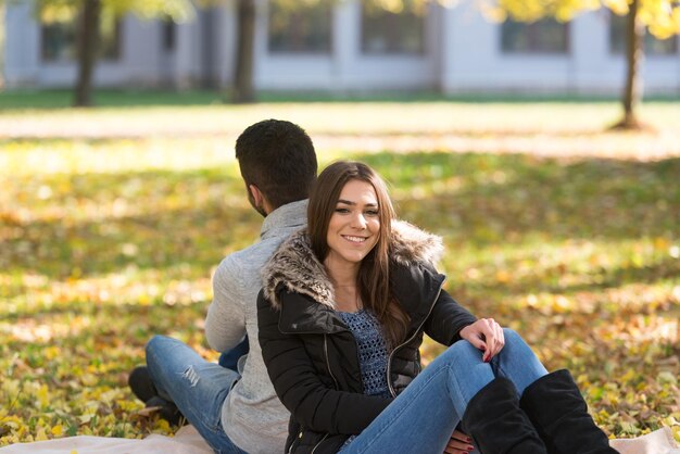 Coppia Romantica Su Una Coperta In Autunno Parco