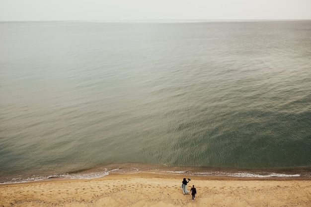 Coppia romantica sulla spiaggia di sabbia. Acqua azzurra.