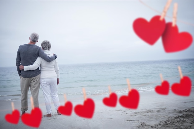 Coppia romantica sulla spiaggia