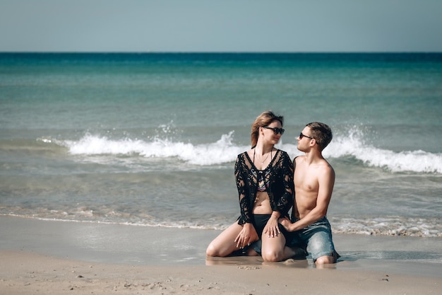 Coppia romantica sulla spiaggia