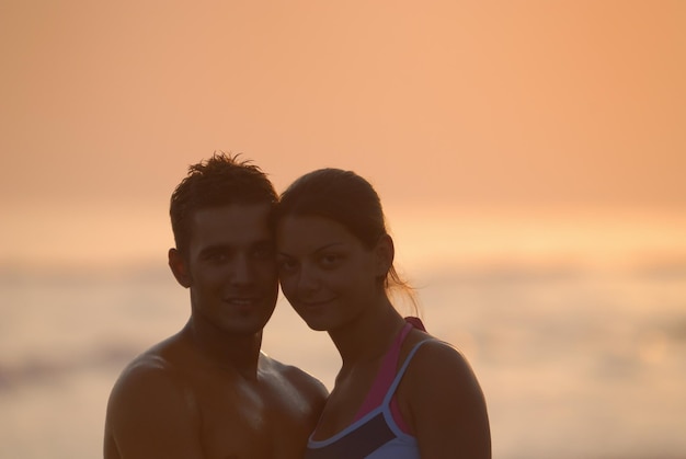 coppia romantica sulla spiaggia