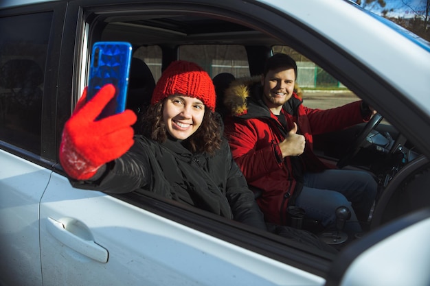 Coppia scattare foto selfie in auto