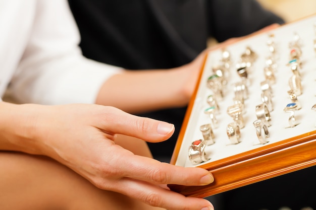 Coppia scegliendo un anello dal gioielliere