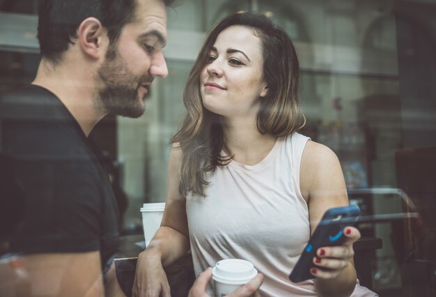 Coppia seduta in un caffè a bere il caffè