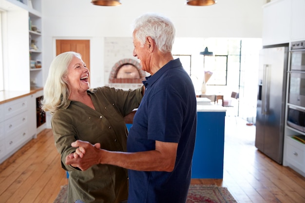 Coppia Senior A Casa Ballare In Cucina Insieme