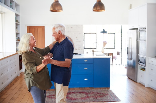 Coppia Senior A Casa Ballare In Cucina Insieme