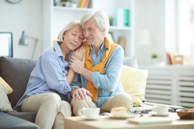 Coppia senior amorevole a casa