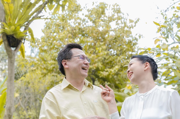 Coppia senior asiatica sorridente felice a casa vivendo una buona vita dopo il pensionamento