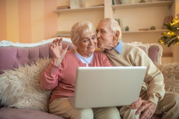 Coppia senior avente una videochiamata