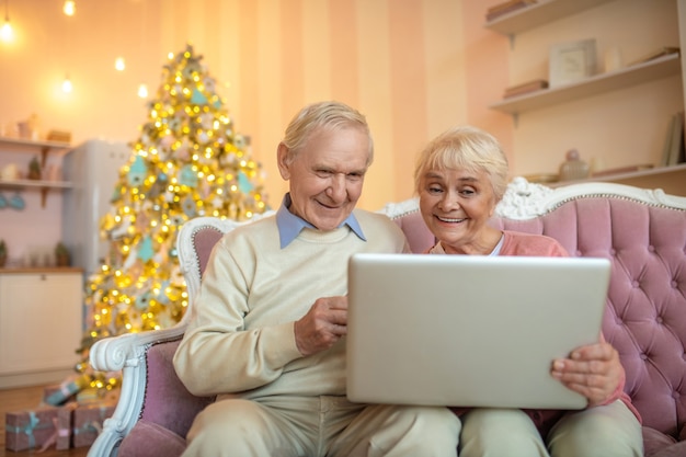 Coppia senior avente una videochiamata