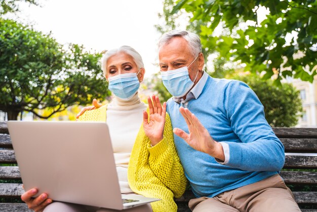 Coppia senior che comunica in remoto con parenti e genitori durante la quarantena pandemica