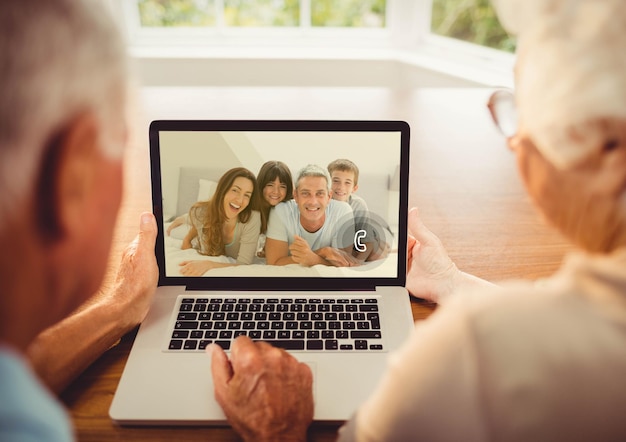 Coppia senior che fa una videochiamata con la famiglia sul laptop