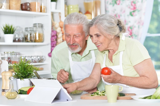 Coppia senior che prepara la cena