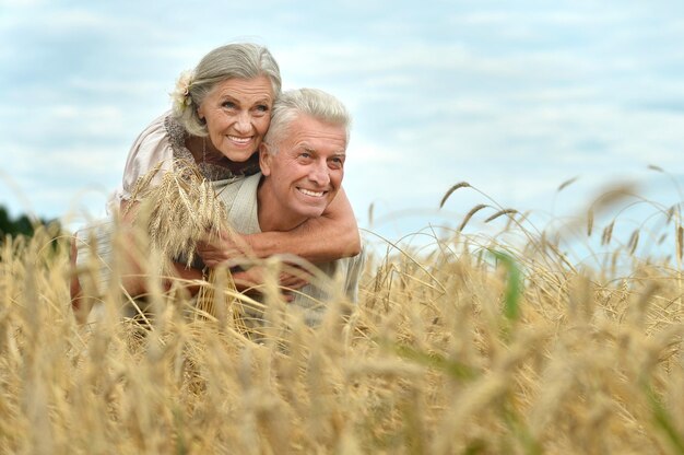 Coppia senior che riposa al campo estivo durante le vacanze