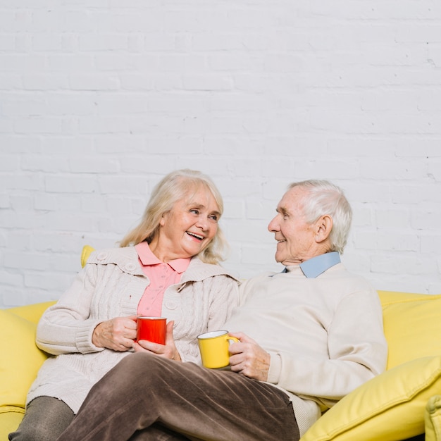 Coppia senior con tazze di caffè