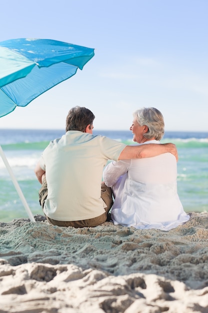 Coppia senior guardando il mare