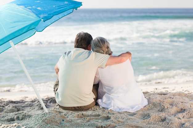 Coppia senior guardando il mare