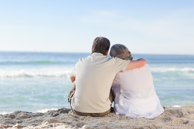 Coppia senior guardando il mare