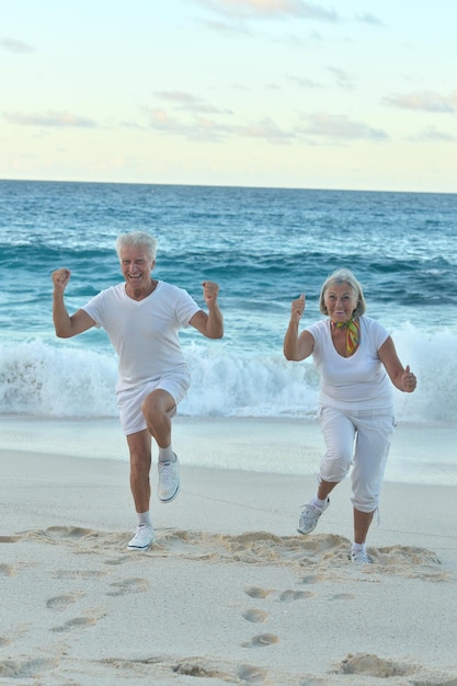 Coppia senior in forma che si esercita dal mare