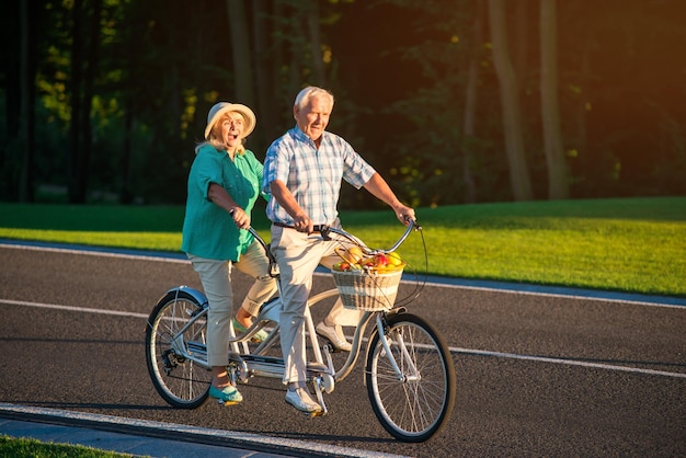 Coppia senior in giro in bicicletta