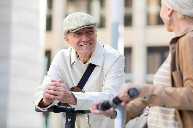 Coppia senior in sella a uno scooter elettrico in città