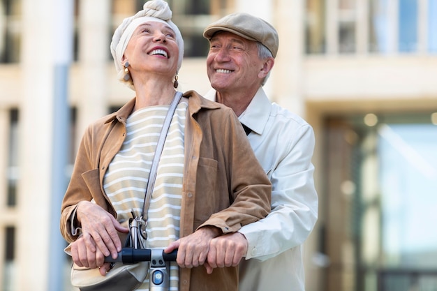 Coppia senior in sella a uno scooter elettrico in città