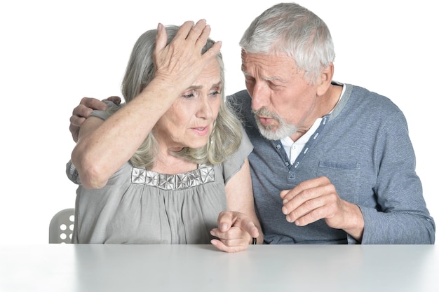 Coppia senior isolata su sfondo bianco