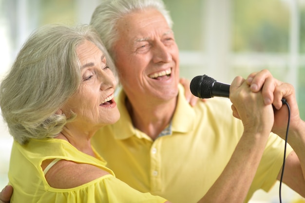 Coppia senior marito e moglie che cantano canzoni