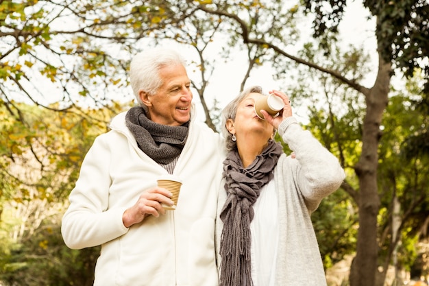 Coppia senior nel parco