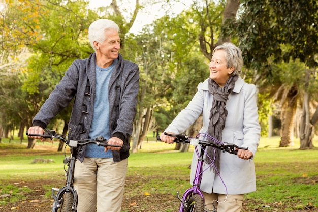 Coppia senior nel parco