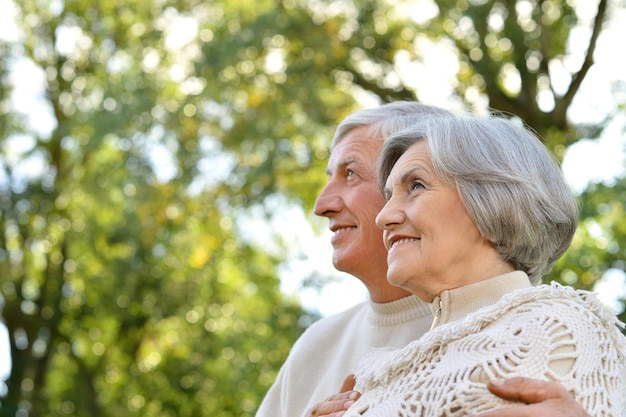 Coppia senior nel parco